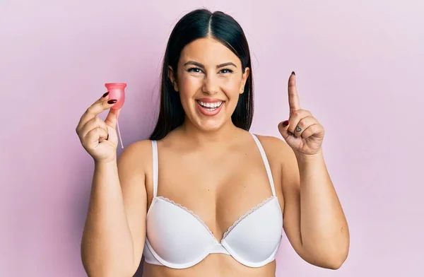 Mulher Bonita Morena Segurando Copo Menstrual Vestindo Roupa Interior Sorrindo — Fotografia de Stock