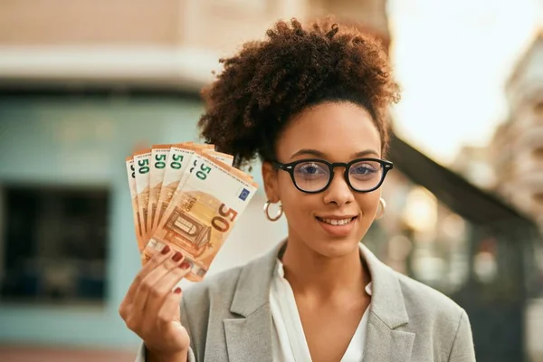 Jonge Afro Amerikaanse Zakenvrouw Met Eurobiljetten Stad — Stockfoto