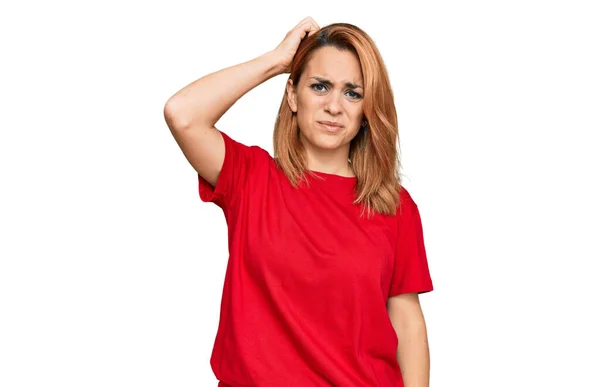 Hispanic Ung Kvinna Bär Casual Röd Skjorta Förvirra Och Undrar — Stockfoto