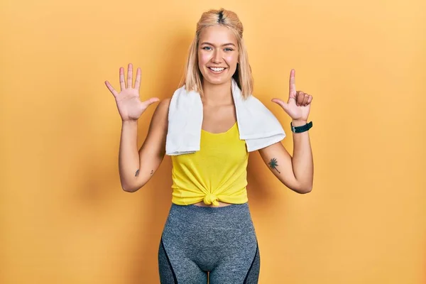 Vacker Blond Sport Kvinna Bär Träningskläder Visar Och Pekar Upp — Stockfoto