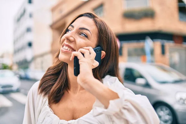 Junge Hispanische Frau Lächelt Fröhlich Auf Dem Smartphone Der Stadt — Stockfoto