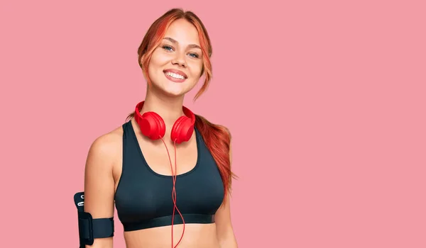 Joven Pelirroja Vistiendo Ropa Gimnasio Usando Auriculares Que Ven Positivos —  Fotos de Stock