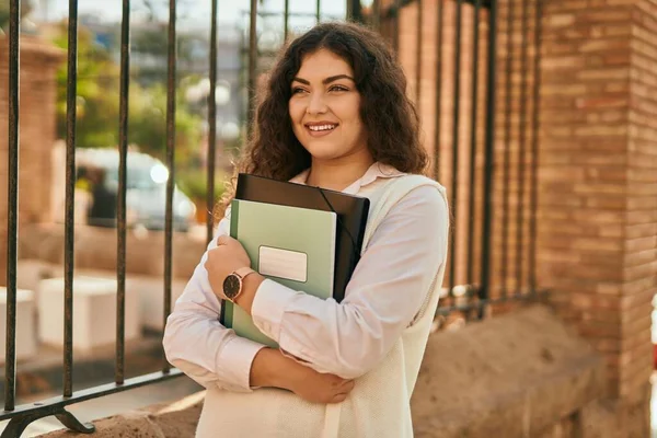 Giovane Studentessa Ispanica Sorridente Felice Piedi Alla Città — Foto Stock