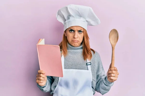 Hispanic Ung Kock Kvinna Läsa Recept Bok Deprimerad Och Oroa — Stockfoto