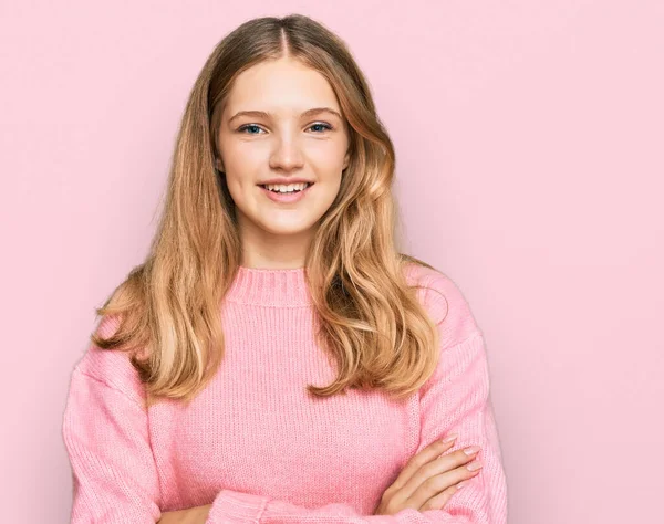 스웨터를 얼굴로 아름다운 코카서스 소녀가 카메라를 긍정적 — 스톡 사진
