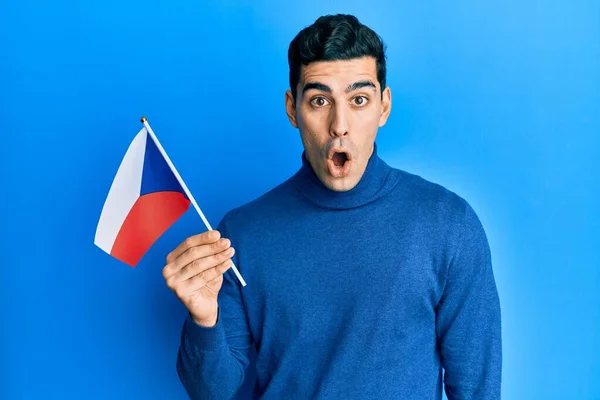 Hombre Hispano Guapo Sosteniendo Bandera República Checa Asustado Sorprendido Con —  Fotos de Stock