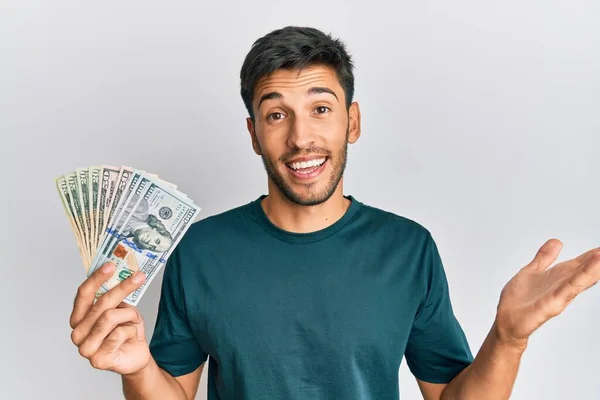 Joven Hombre Guapo Sosteniendo Dólares Celebrando Logro Con Sonrisa Feliz —  Fotos de Stock