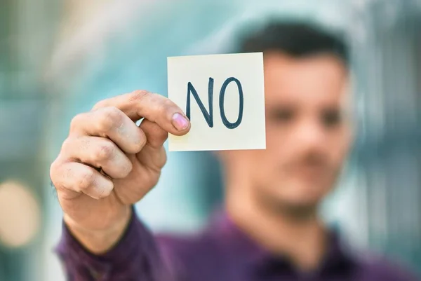 Ung Latinamerikansk Man Med Allvarliga Uttryck Utan Påminnelse Papper Staden — Stockfoto