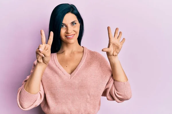 Gündelik Giysiler Giyen Genç Beyaz Kadın Yedi Numarayı Gösterip Işaret — Stok fotoğraf