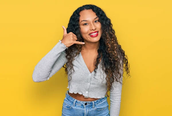 Mujer Hispana Joven Con Pelo Rizado Vistiendo Ropa Casual Sonriendo — Foto de Stock