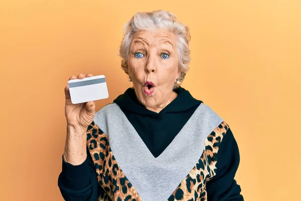 Senior Mulher Cabelos Grisalhos Segurando Cartão Crédito Assustado Surpreso Com — Fotografia de Stock