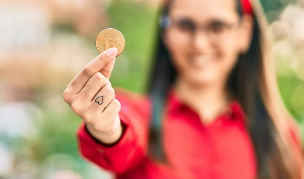 Młoda Latynoska Uśmiechająca Się Szczęśliwa Trzymając Bitcoiny Mieście — Zdjęcie stockowe