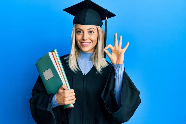 Hermosa Mujer Rubia Con Gorra Graduación Bata Ceremonia Sosteniendo Libros — Foto de Stock