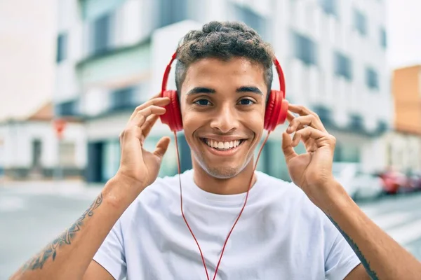 Joven Latino Sonriendo Feliz Usando Auriculares Caminando Por Ciudad — Foto de Stock