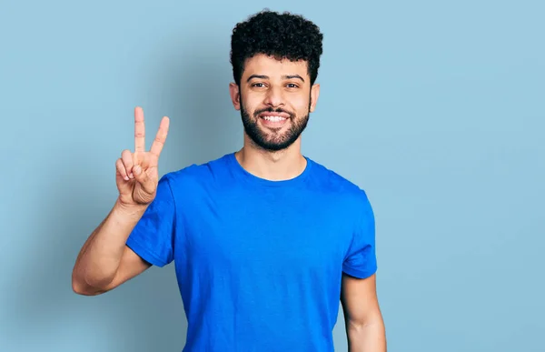 Hombre Árabe Joven Con Barba Vistiendo Camiseta Azul Casual Sonriendo — Foto de Stock