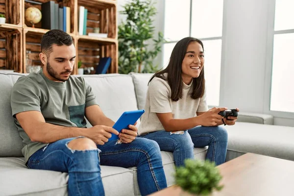 Jong Latijn Paar Spelen Video Game Met Behulp Van Touchpad — Stockfoto