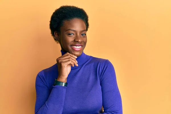 Jong Afrikaans Amerikaans Meisje Casual Kleding Glimlachend Zelfverzekerd Kijkend Naar — Stockfoto