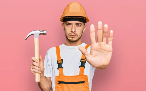 Jovem Hispânico Vestindo Hardhat Segurando Martelo Com Mão Aberta Fazendo — Fotografia de Stock