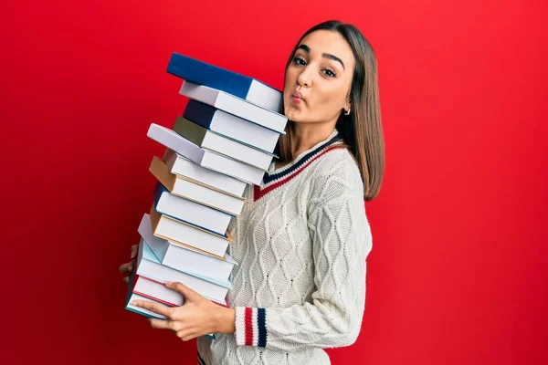 Joven Estudiante Morena Sosteniendo Montón Libros Haciendo Cara Pez Con — Foto de Stock