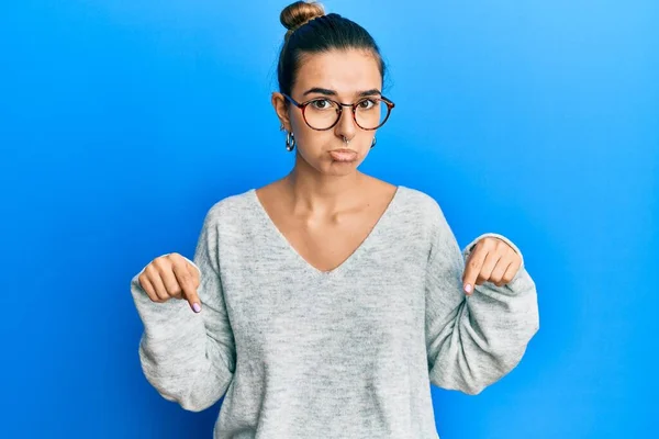 Junge Hispanische Frau Lässiger Kleidung Die Nach Unten Zeigt Sieht — Stockfoto