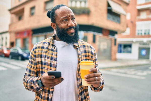 Afroamerikansk Man Med Skägg Med Hjälp Smartphone Skriva Och Sms — Stockfoto
