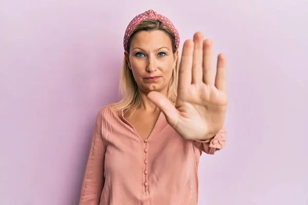 Medelålders Kaukasiska Kvinna Bär Casual Kläder Gör Sluta Sjunga Med — Stockfoto