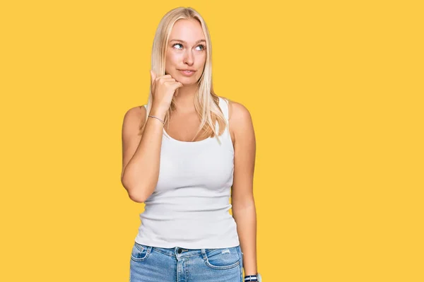 Młoda Blondynka Luźnym Stylu Koszulą Bez Rękawów Ręką Podbródku Myśląca — Zdjęcie stockowe