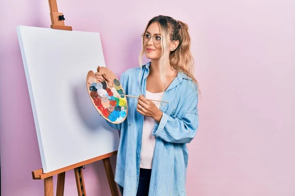 Beautiful Young Blonde Woman Standing Drawing Palette Painter Easel Stand — Stock Photo, Image