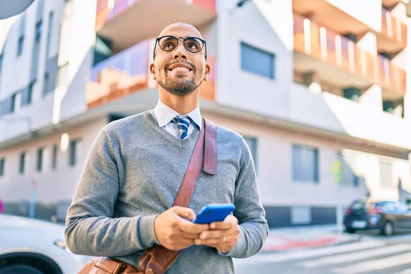 Jovem Empresário Afro Americano Sorrindo Feliz Usando Smartphone Cidade — Fotografia de Stock