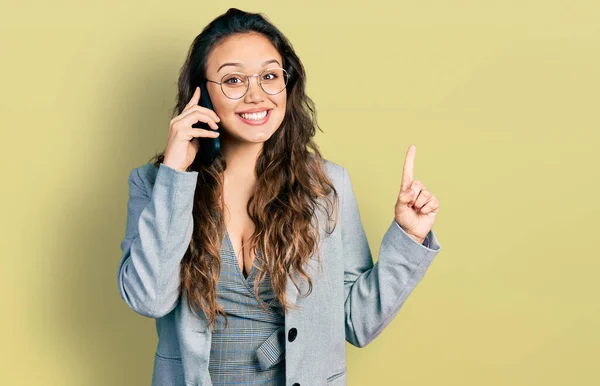 Νεαρό Ισπανόφωνο Κορίτσι Έχει Συνομιλία Μιλώντας Στο Smartphone Χαμογελώντας Μια — Φωτογραφία Αρχείου