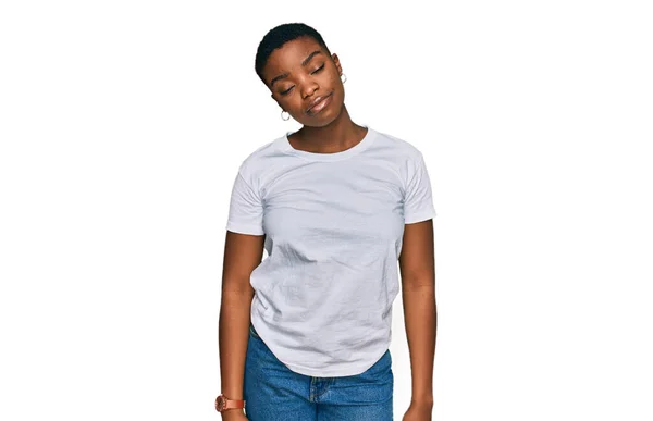 若いアフリカ系アメリカ人の女性は カジュアルな白いTシャツを着て眠いと疲れて 疲労と飢えのために疲れ 朝の怠惰な目 — ストック写真