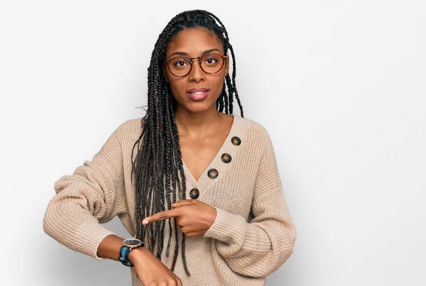 Africano Americano Mulher Vestindo Roupas Casuais Com Pressa Apontando Para — Fotografia de Stock