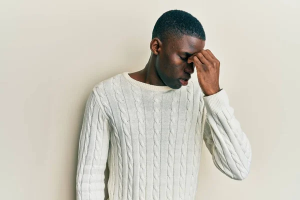 若いアフリカ系アメリカ人の男性は カジュアルな服を着て疲れ鼻や目をこすり疲労感や頭痛を感じる ストレスとフラストレーションの概念 — ストック写真