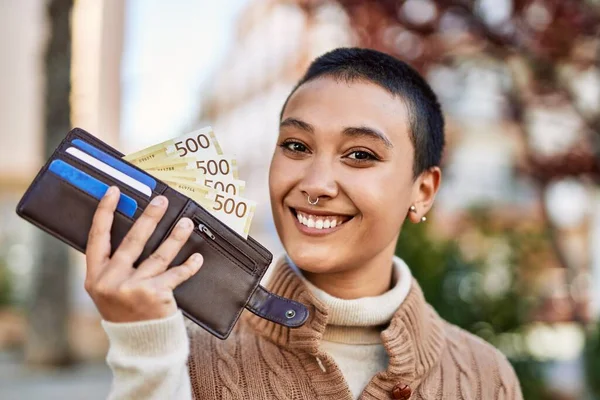 美丽的惊慌失措的女人 留着短发 在户外快乐地微笑着 手里拿着钱包和挪威钞票 — 图库照片