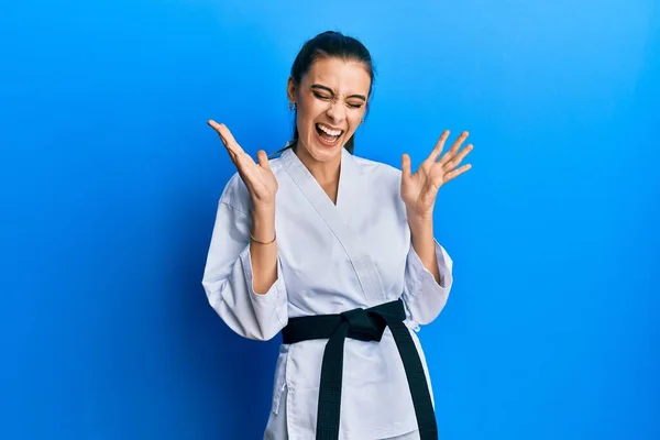 Hermosa Morena Joven Con Uniforme Combate Karate Con Cinturón Negro — Foto de Stock