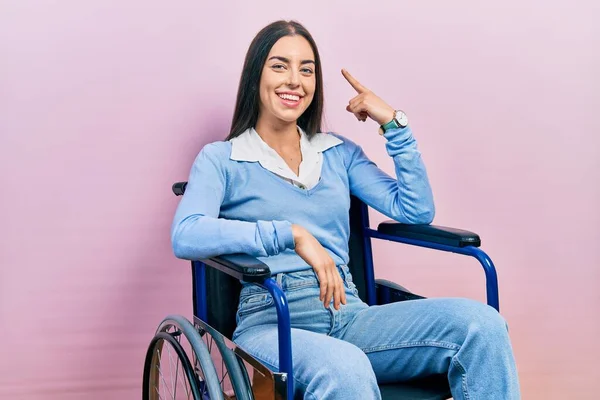 Hermosa Mujer Con Ojos Azules Sentada Silla Ruedas Sonriendo Señalando — Foto de Stock