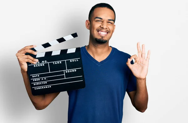 Giovane Uomo Afroamericano Possesso Video Film Clapboard Fare Segno Con — Foto Stock
