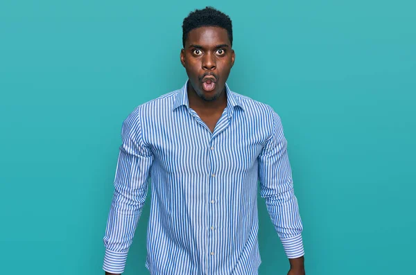 Bonito Homem Negro Negócios Vestindo Casual Listrado Shirt Assustado Espantado — Fotografia de Stock