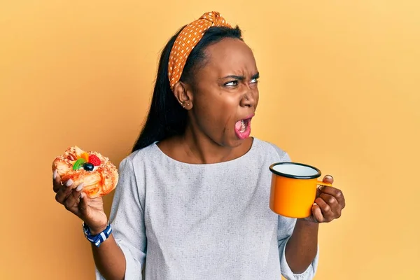 Fiatal Afrikai Kávét Iszik Süteményt Eszik Dühös Őrült Sikoltozva Frusztrált — Stock Fotó