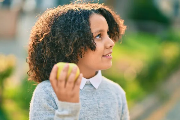 Förtjusande Hispanic Barn Flicka Leende Lycklig Stående Parken — Stockfoto