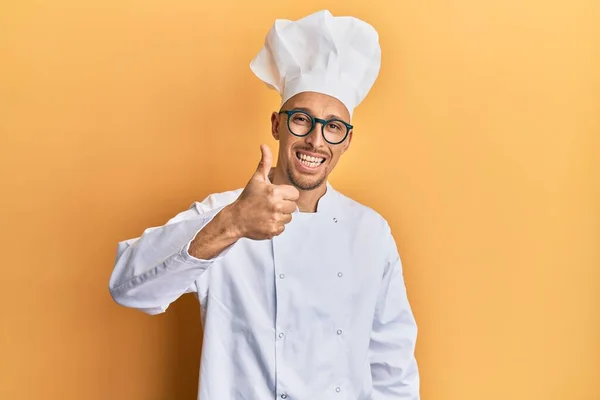 Plešatý Muž Vousy Profesionální Kuchařské Uniformě Dělá Šťastné Gesto Rukou — Stock fotografie