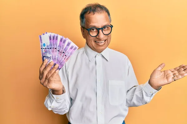 Hombre Indio Mediana Edad Sosteniendo 100 Billetes Peso Filipino Celebrando —  Fotos de Stock