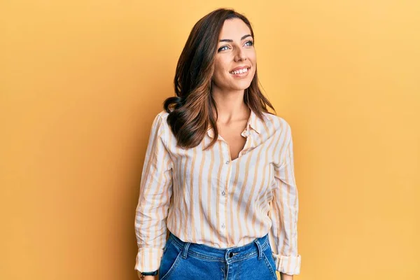 Joven Morena Vestida Con Ropa Casual Sobre Fondo Amarillo Mirando — Foto de Stock