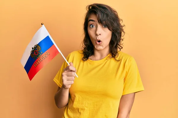 Jonge Latijns Amerikaanse Vrouw Met Russische Vlag Bang Verbaasd Met — Stockfoto