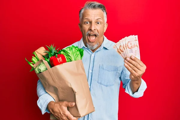 Hombre Pelo Gris Mediana Edad Sosteniendo Comestibles Billetes Dólar Singapurenses —  Fotos de Stock