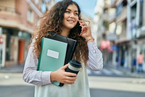 Mladá Hispánka Mluví Smartphonu Pije Kávu Městě — Stock fotografie