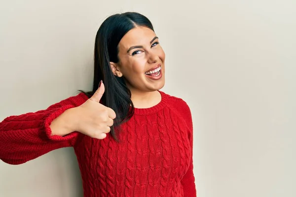 Bella Donna Bruna Che Indossa Maglione Invernale Lana Facendo Felice — Foto Stock