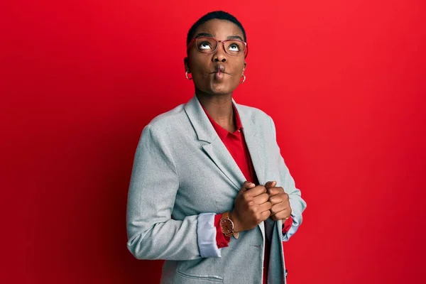 Fiatal Afro Amerikai Visel Üzleti Kabát Szemüveg Hogy Hal Arc — Stock Fotó