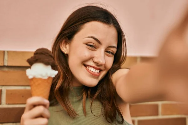 若いですCaucasian女の子食べるアイスクリーム作り自画撮りによってザ カメラによって街 — ストック写真