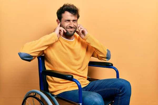 Tekerlekli Sandalyede Oturan Sakallı Kulaklarını Parmaklarıyla Kapatan Gürültülü Müzik Sesi — Stok fotoğraf